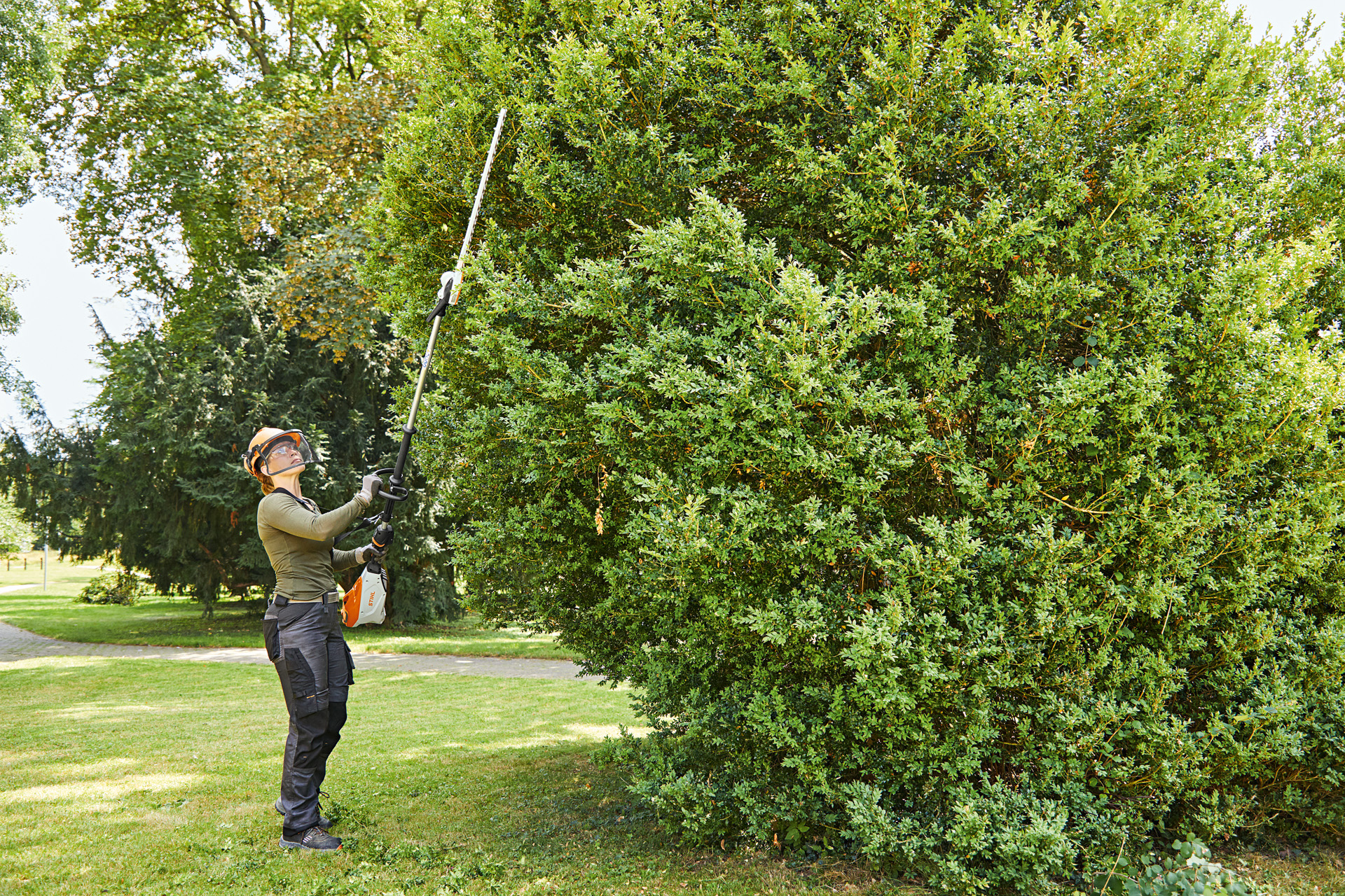 STIHL LAUNCHES MOST POWERFUL CORDLESS LONG-REACH HEDGE TRIMMER 