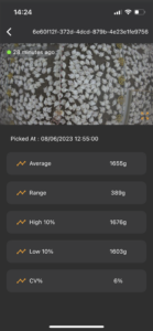Screenshot from the Pondus app, which shows a picture of the chickens in the barn and details about average weights of the birds.