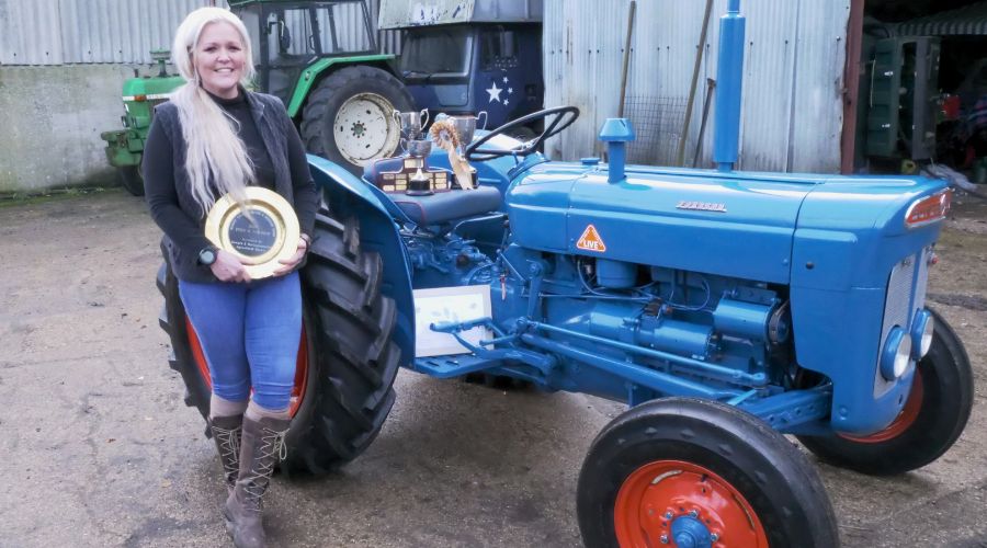 Fordson Super Dexta 1962 blue with red wheels, Jenna Filby holding trophy plate