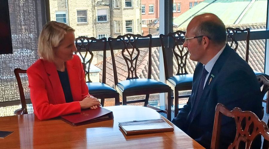 NFU president Tom Bradshaw has met with the new DEFRA secretary of state, Emma Reynolds MP, on her very first day in post.
