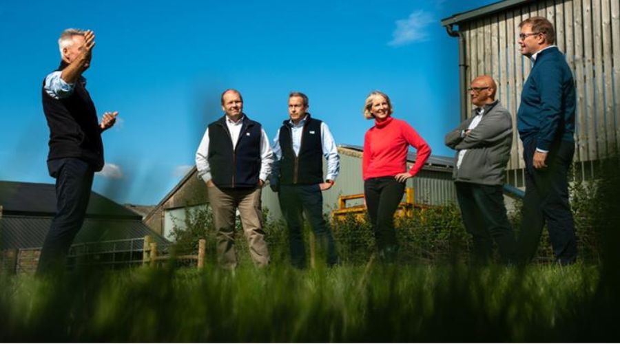 (L-R), David Exwood (NFU Deputy President), Martin Lines (CEO of Nature Friendly Farming Network), Gavin Lane (Deputy President of the CLA), Emma Reynolds (Secretary of State), George Dunn (TFA Chief Exec), Alan Laidlaw (Defra Tenant Farming Commissioner). Photograph: Crown Copyright

