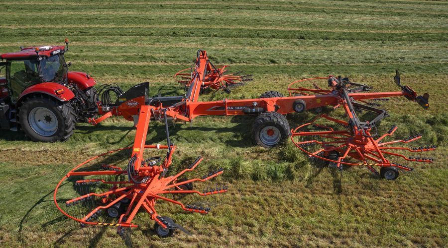 A 13.7m model has been added to Kuhn’s 10231 series of four rotor rakes, increasing the range to three machines, with working widths from 8.4m up to 14.7m.  