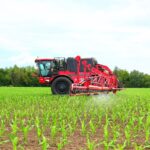 AiCPlus sprays only where weeds are present – cameras mounted along the boom continuously scan the field, and within seconds, artificial intelligence distinguishes crops from weeds, Agrifac explains.