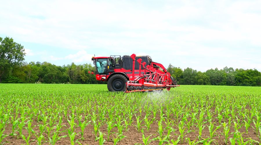 AiCPlus sprays only where weeds are present – cameras mounted along the boom continuously scan the field, and within seconds, artificial intelligence distinguishes crops from weeds, Agrifac explains.