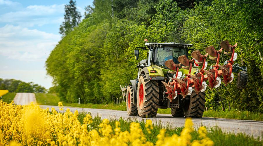 As Brake’s annual Road Safety Week begins, the Farm Safety Foundation (Yellow Wellies) is urging farmers to make rural road safety a top priority this winter.