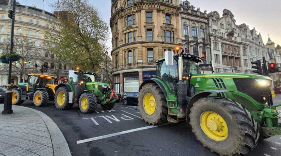Tractors appeared in Central London this morning ahead of farming rally, despite the ban announced by the Met Police, Farmers Guide reports.