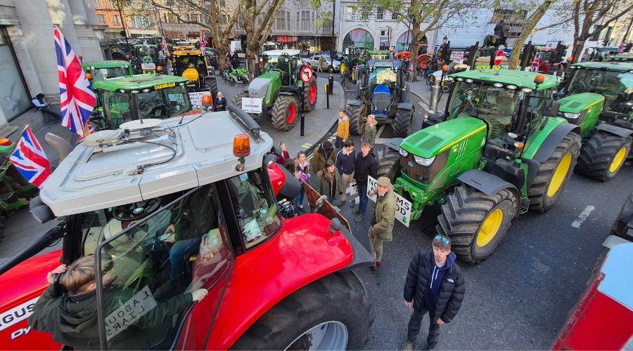 Hundreds of farmers gathered in Central London on Budget day to make their voices heard. Farmers Guide was present throughout the day, providing our readers with the latest updates and insights as the day unfolded.