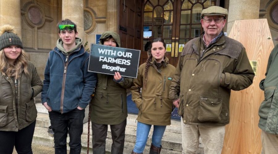 Farmers protest outside Oxford Farming Conference