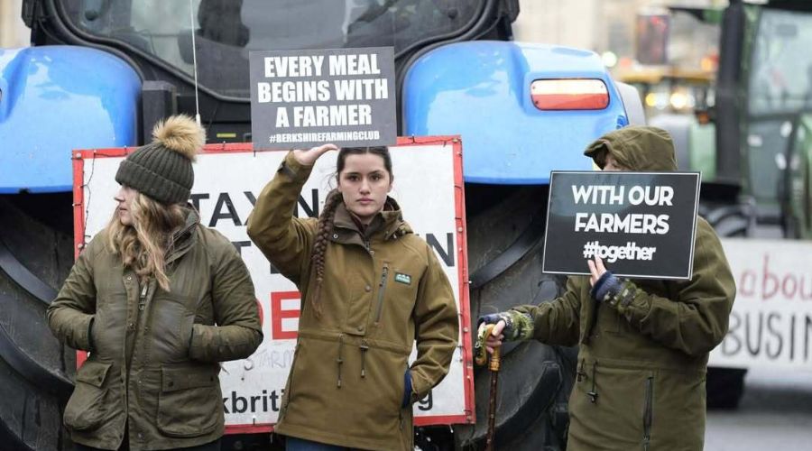 British farmers protesting outside the Oxford Farming Conference, supplied.